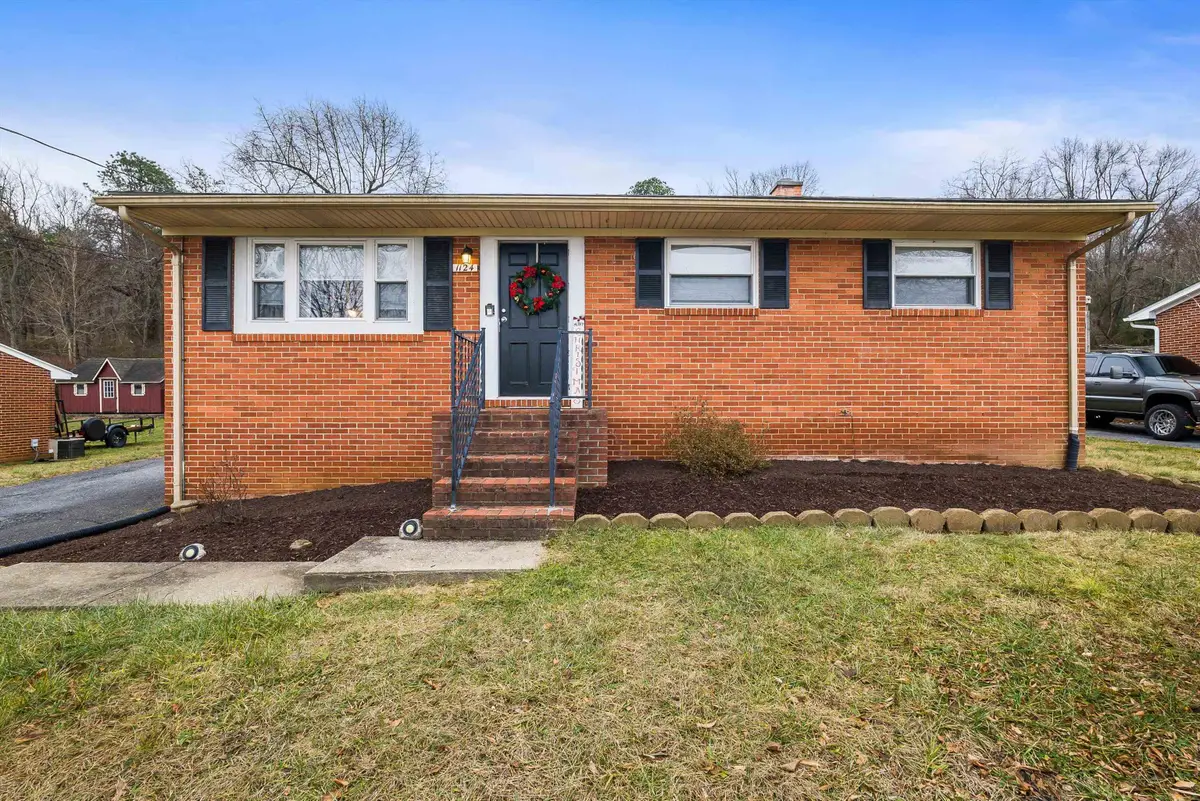 1124 S Winchester Ave, Waynesboro, VA 22980 - Image #1