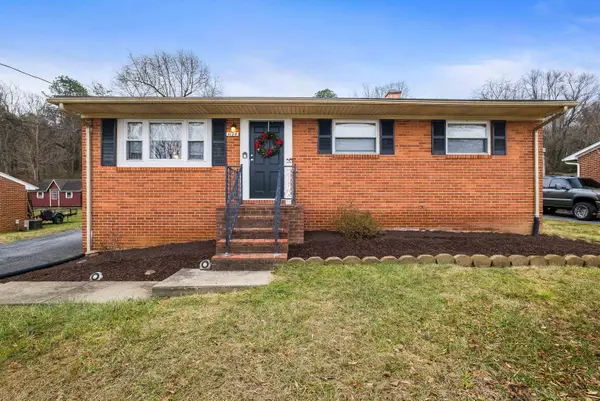 1124 S Winchester Ave, WAYNESBORO, VA 22980