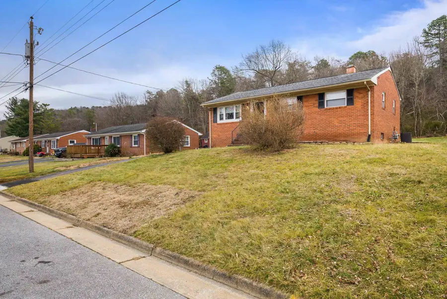 1124 S Winchester Ave, Waynesboro, VA 22980 - Image #3