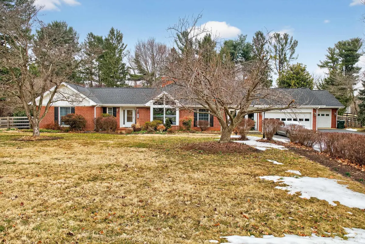 829 Greenway Cir, Waynesboro, VA 22980 - #1