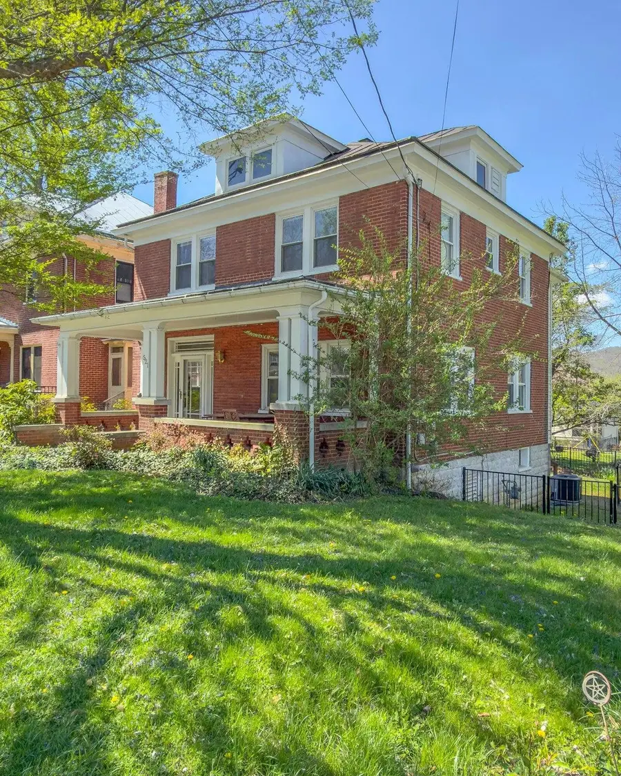 521 S Main St, Lexington, VA 24450 - #2
