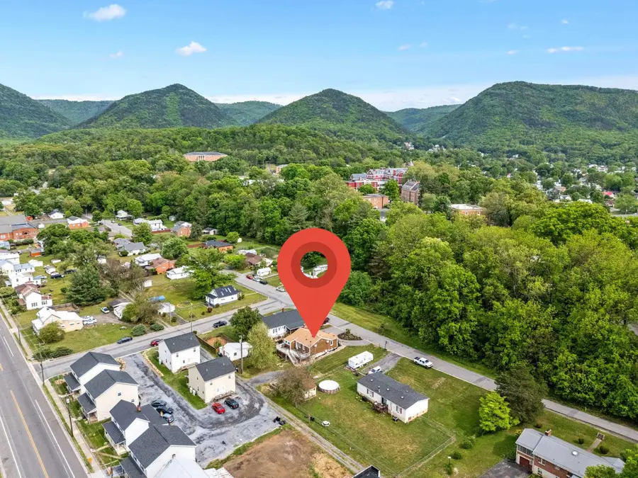 217 W 28th St, Buena Vista, VA 24416 - #3