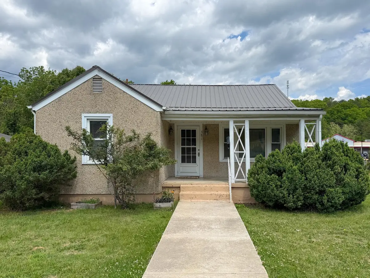 381 E 29th St, Buena Vista, VA 24416 - #1