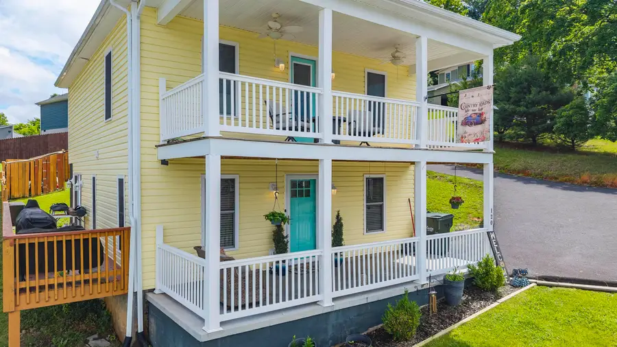 120 W Gay St, Staunton, VA 24401 - #3