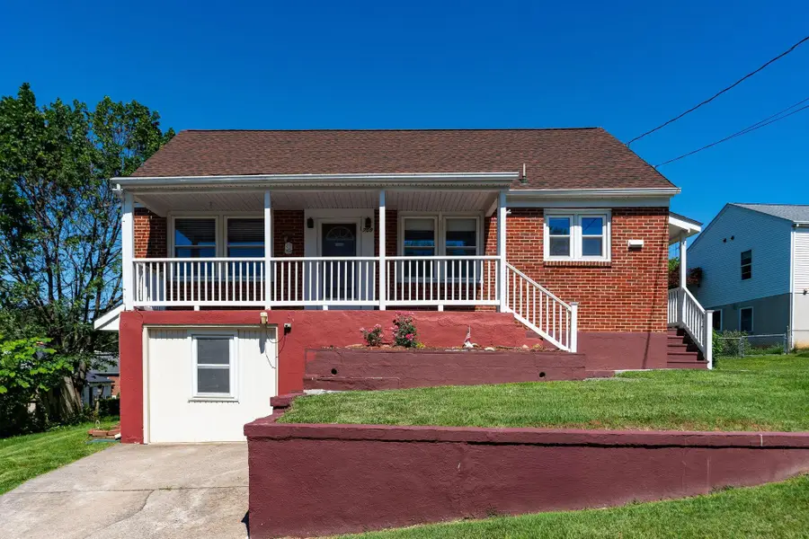 708 Mason St, Staunton, VA 24401 - #2
