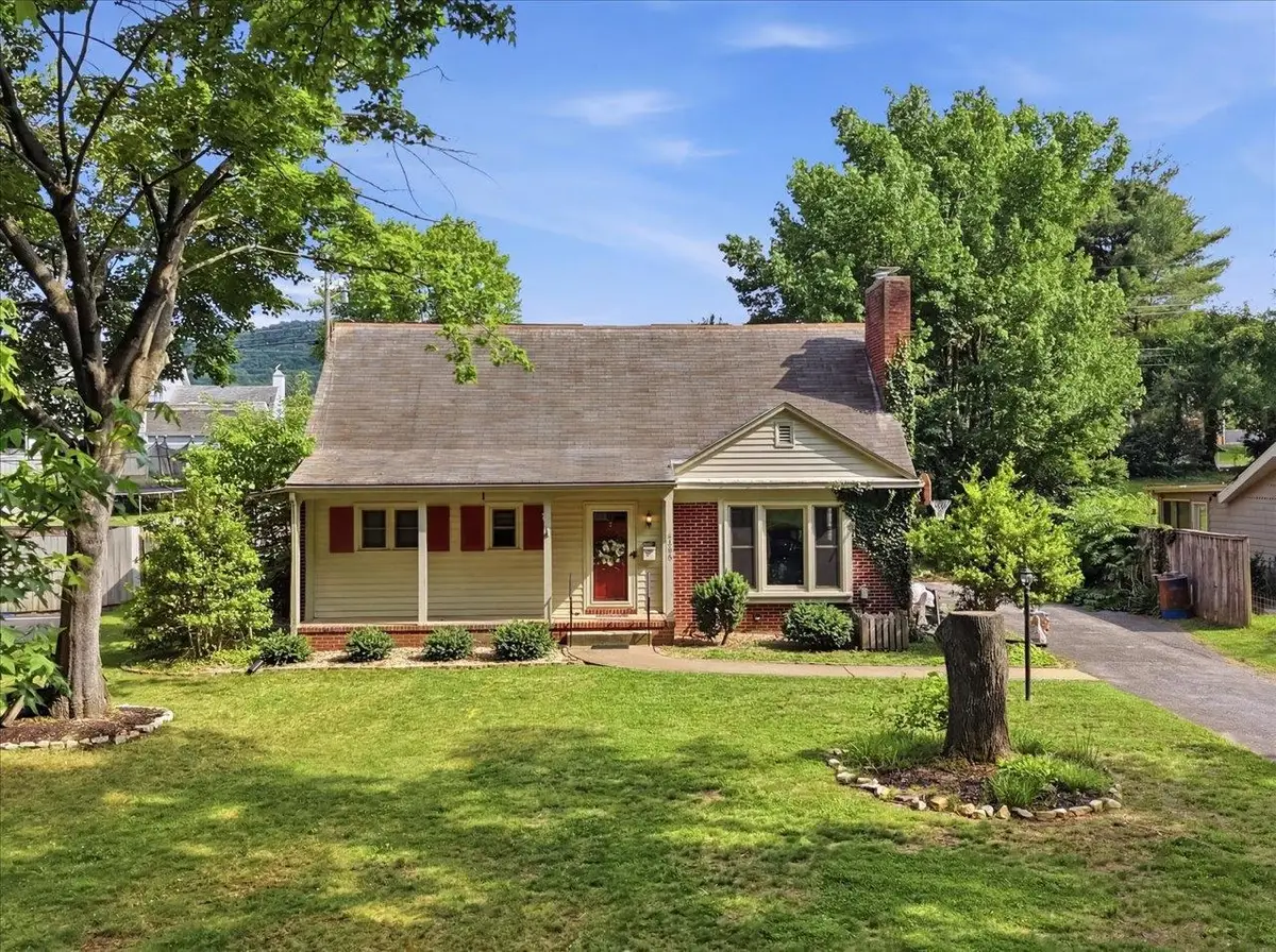 1030 Woodrow Ave, Waynesboro, VA 22980 - #1