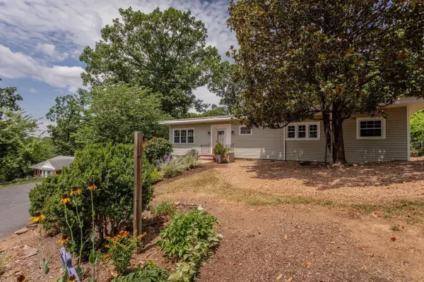 450 Mountain View Dr, STAUNTON, VA 24401
