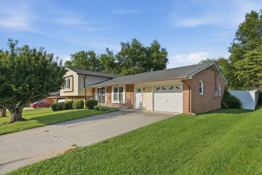 985 S Marshall St, Front Royal, VA 22630 - #2