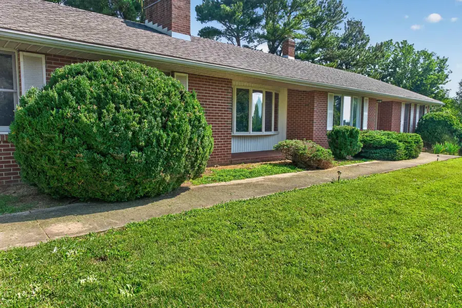 361 Howardsville Rd, Staunton, VA 24401 - #2