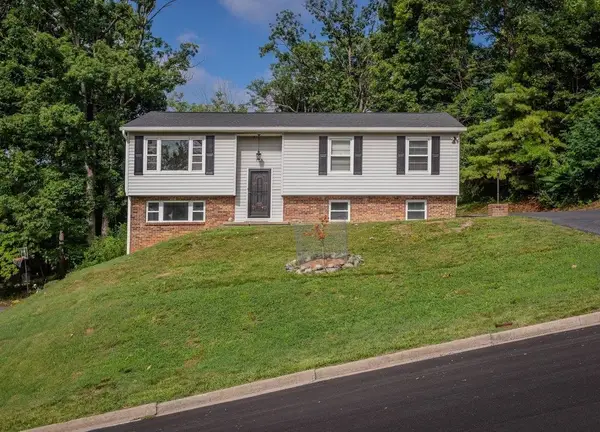 585 Hilltop Dr, STAUNTON, VA 24401