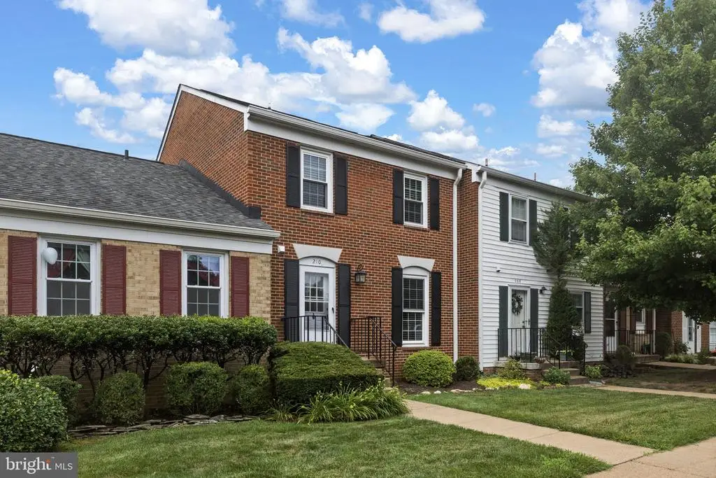 210 Leeds Ct E, Warrenton, VA 20186 - #1