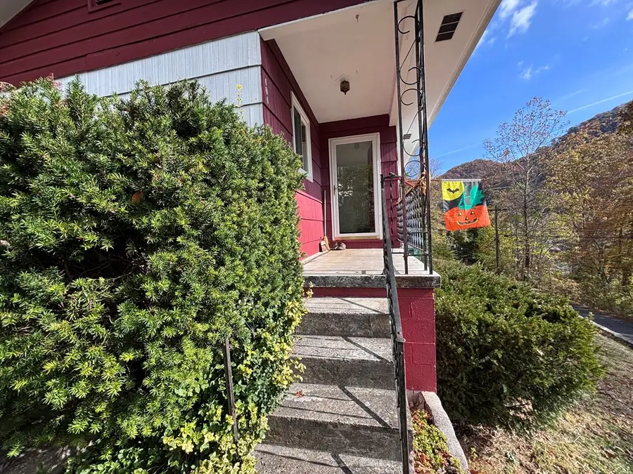 404 Fairview St, Mullens, WV 25882 - Image #3