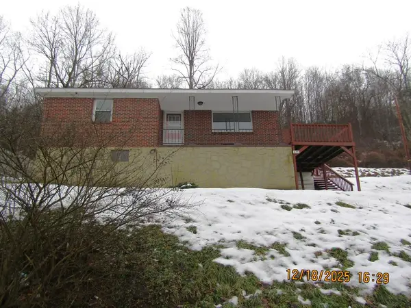 425 Pinnacle Lake Rd., BLUEFIELD, WV 24701