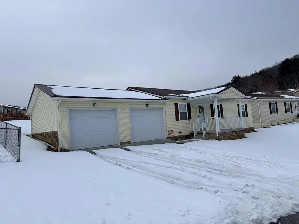 203 Lakeland Dr, Bluefield, WV 24701 - #1