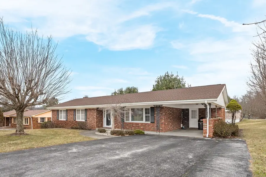 621 Robin St, Bluefield, VA 24605 - #2