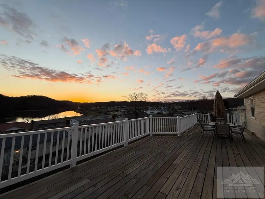 411 Lakeland Dr, Bluefield, WV 24701 - #2
