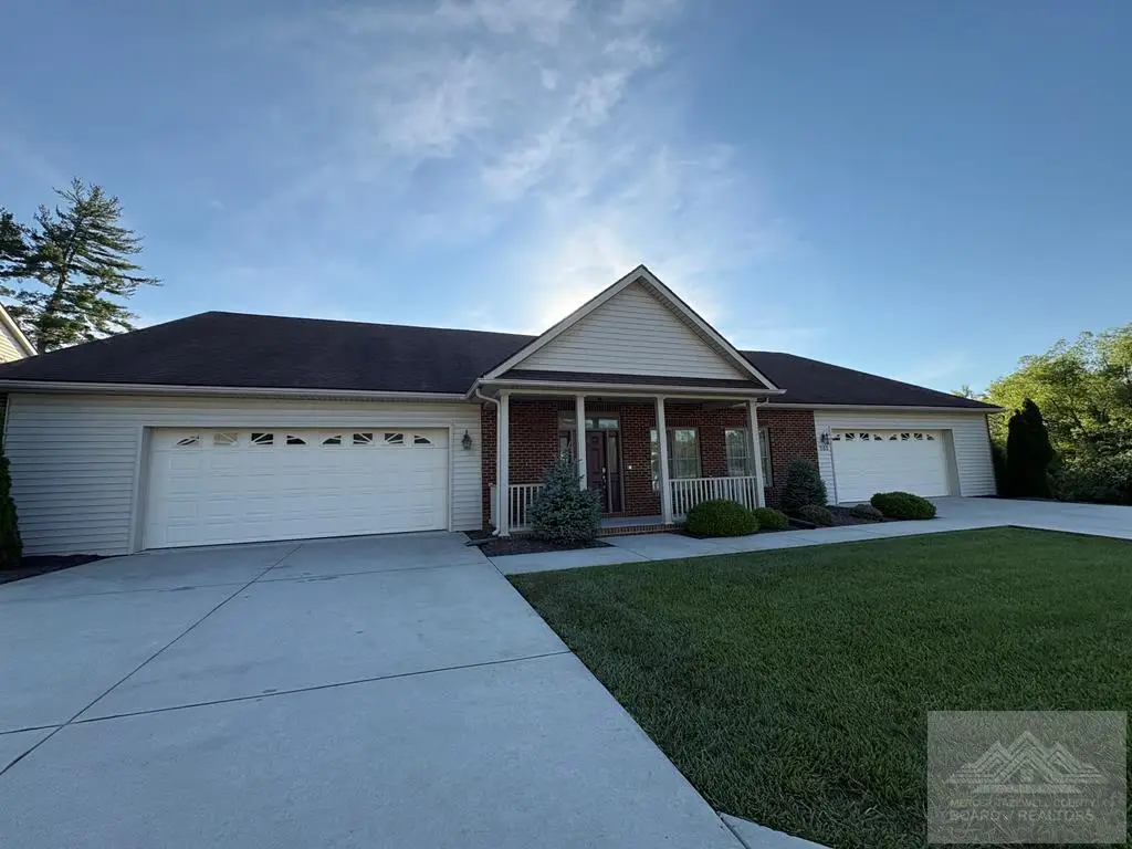 702 Three Springs Dr, Bluefield, WV 24701 - #1