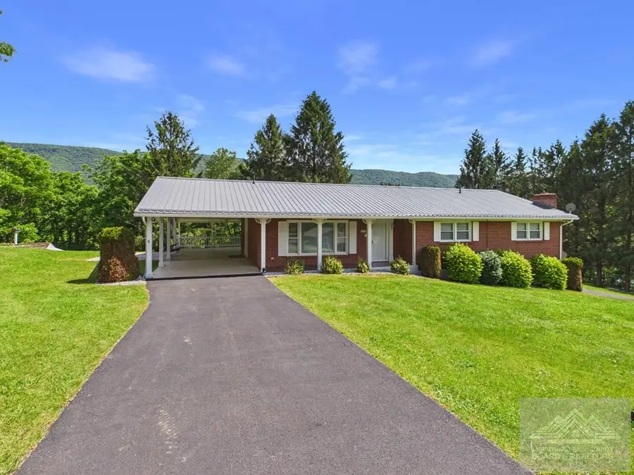 309 Hawthorn St, Bluefield, VA 24605 - #2