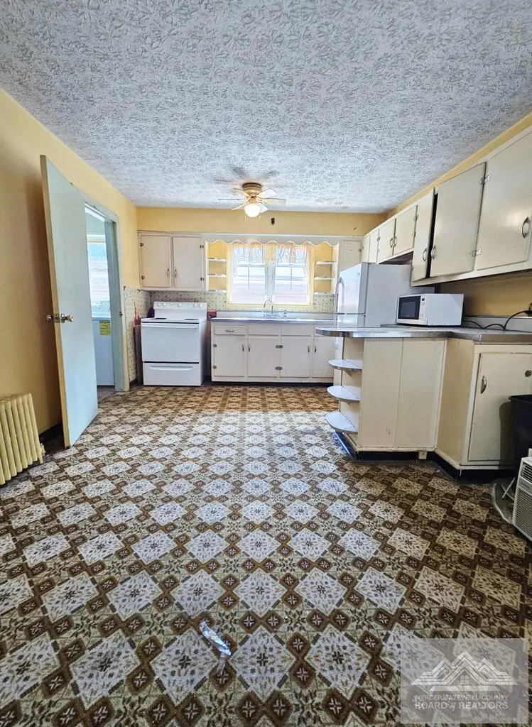 304 Bee Street, Princeton, WV 24740 - #3