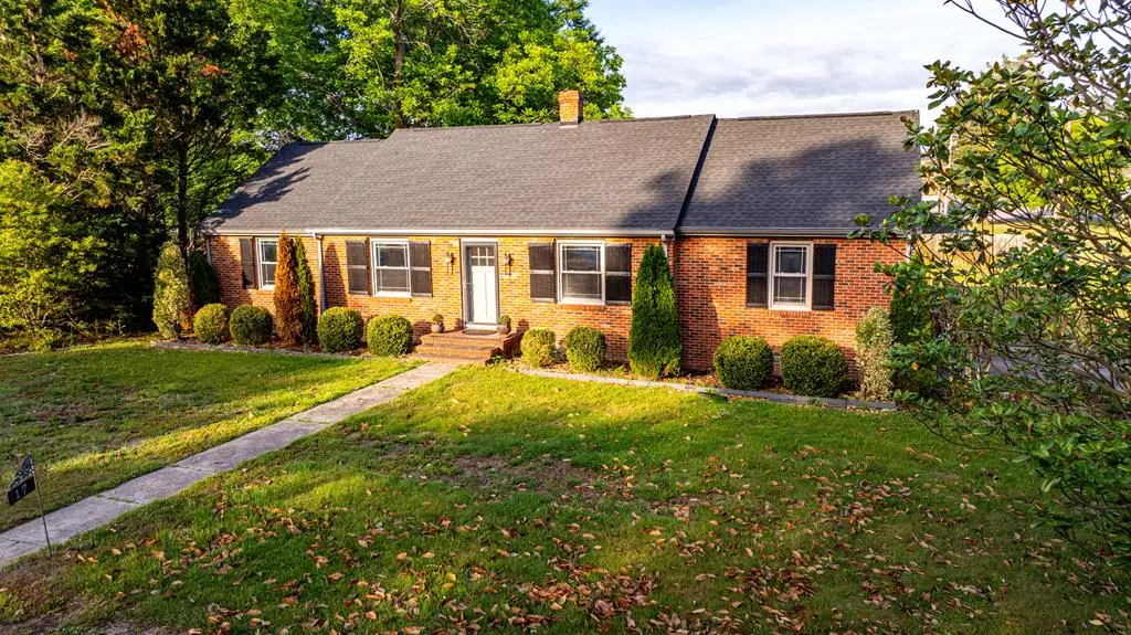17 2nd Street, Kilmarnock, VA 22482 - #1