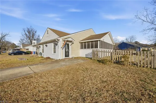 813 Pine View Lane, Chesapeake, VA 23320