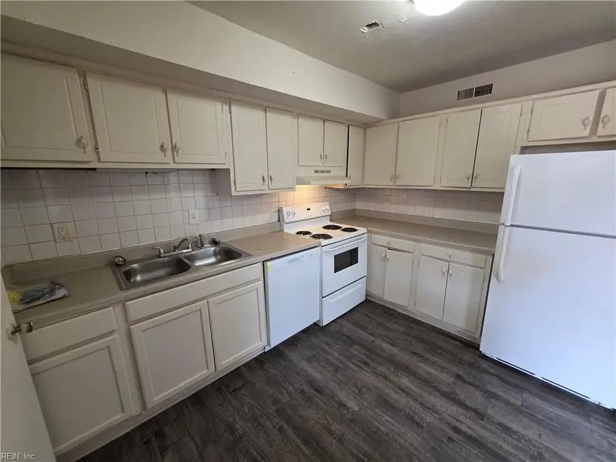 601 Lake Edward Drive, Virginia Beach, VA 23462 - Image #2