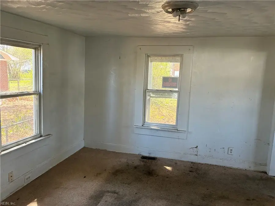 109 S 10th Street, Suffolk, VA 23434 - #2