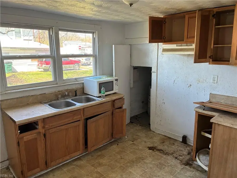 109 S 10th Street, Suffolk, VA 23434 - #3