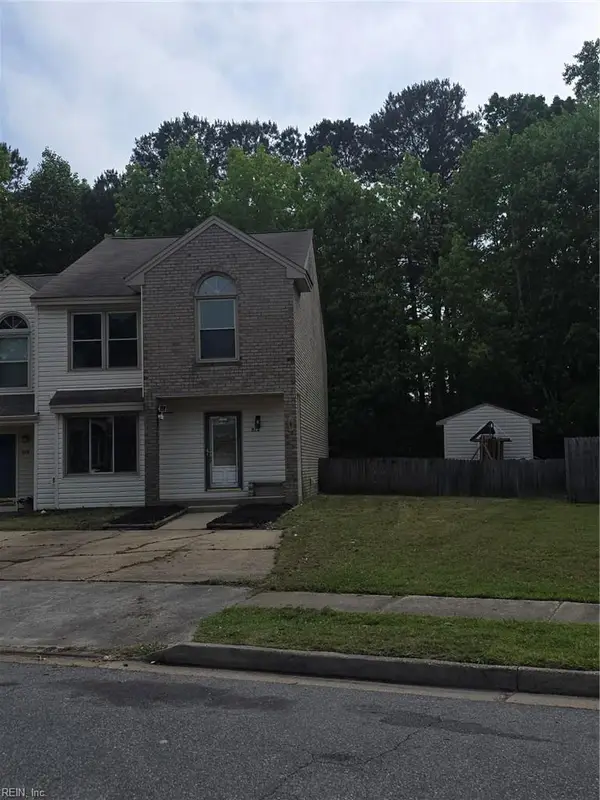 812 S Lake Circle, Chesapeake, VA 23322
