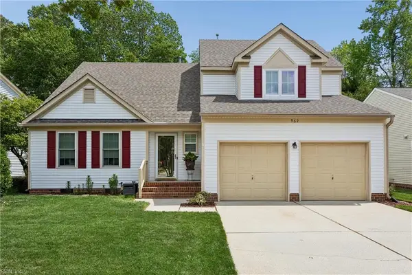 962 Heathland Dr, Newport News, VA 23602