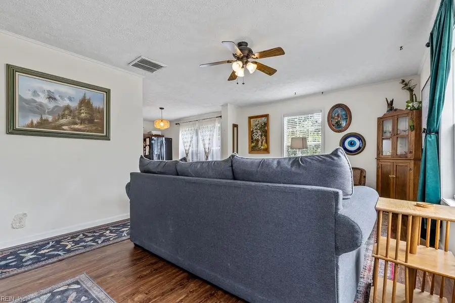 402 E Main Street, Wakefield, VA 23888 - #3