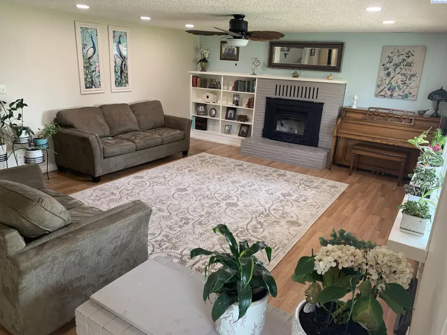 111 Hornby Rd, Grandview, WA 98930 - Image #2