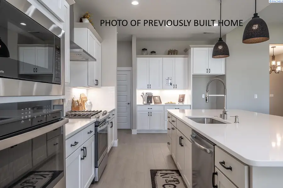 825 Thebes St, West Richland, WA 99353 - Image #3