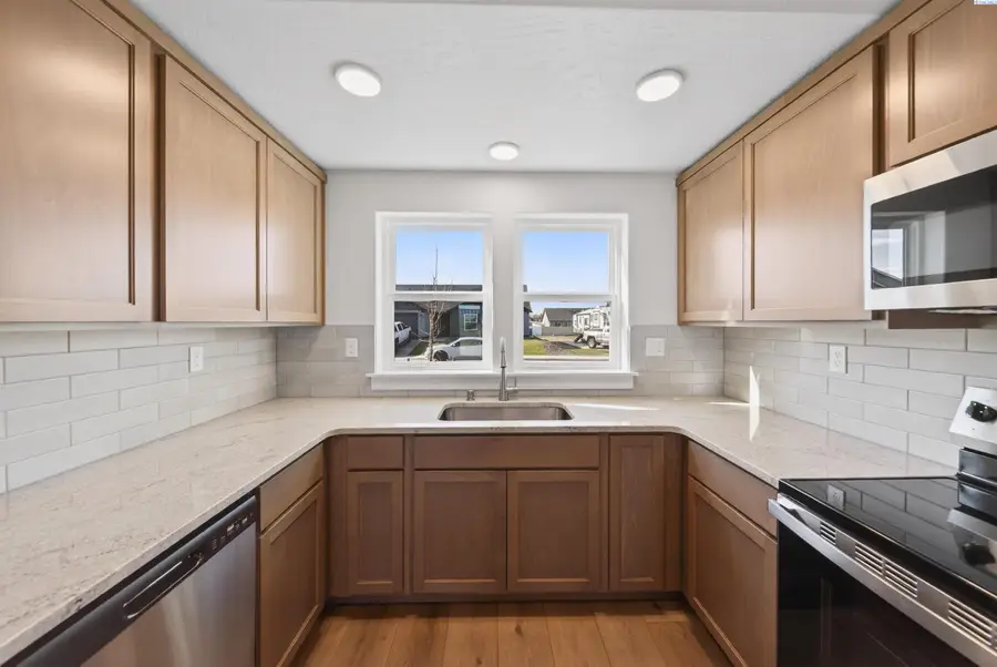 135 Bitters Lp, Grandview, WA 98930 - #2