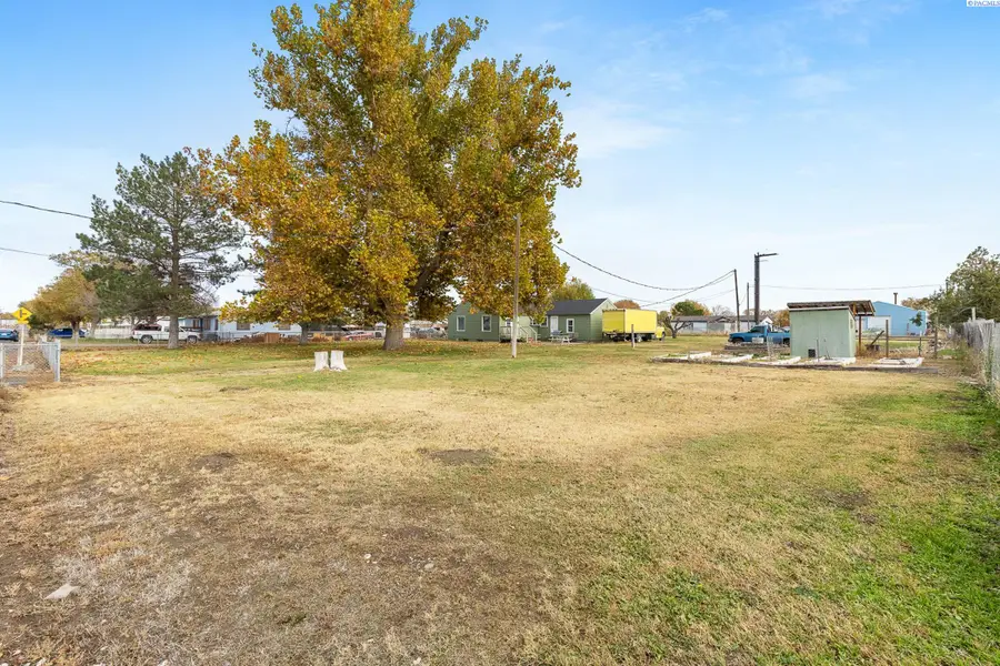 32105 S Finley Rd, Kennewick, WA 99337 - Image #2