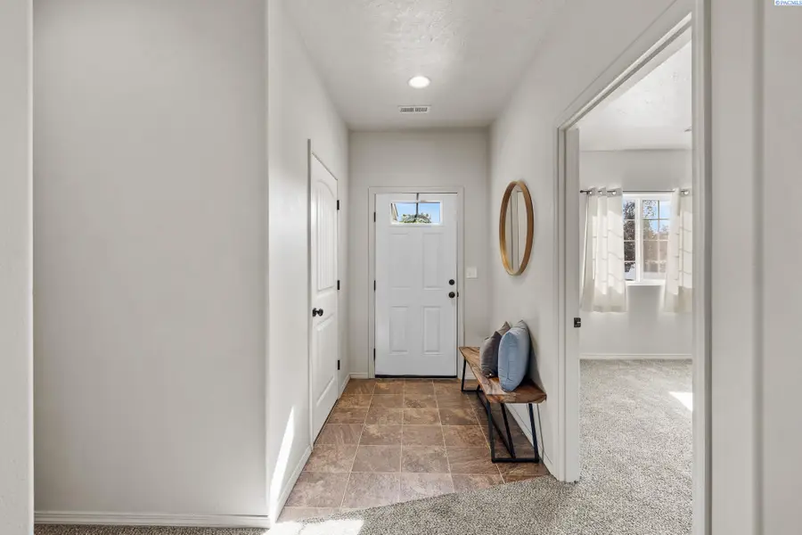 595 N Irving Pl, Kennewick, WA 99336 - Image #2