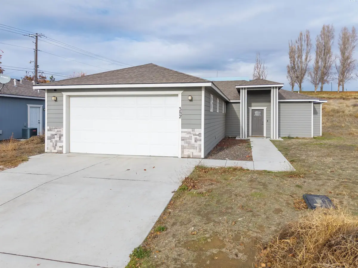 352 E Davis St, Connell, WA 99326 - Image #1