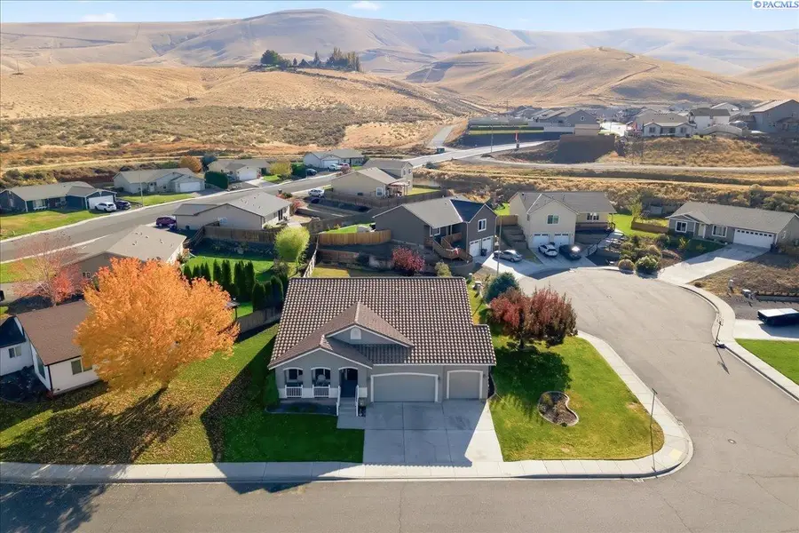 203 SW Malibu Dr, Prosser, WA 99350 - Image #2