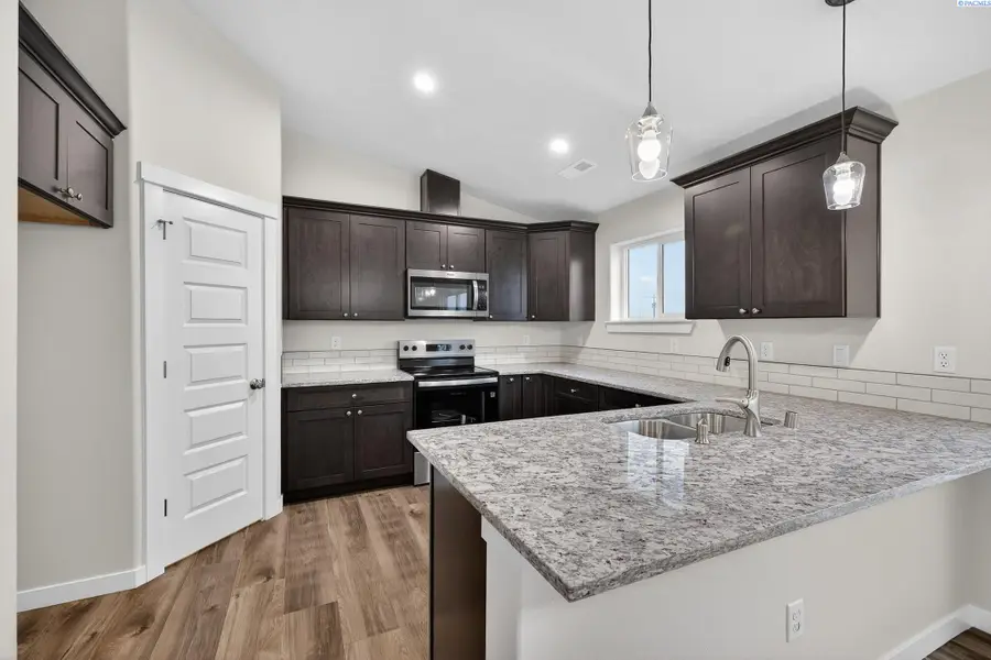 609 E Eureka Ave, Pasco, WA 99301 - #2