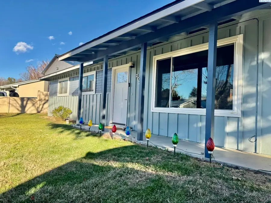 207 Adams Park Dr., Zillah, WA 98953 - Image #2