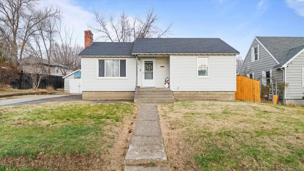 805 Crescent Dr, Grandview, WA 98930 - Image #1