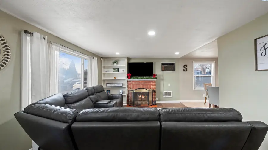 805 Crescent Dr, Grandview, WA 98930 - Image #3