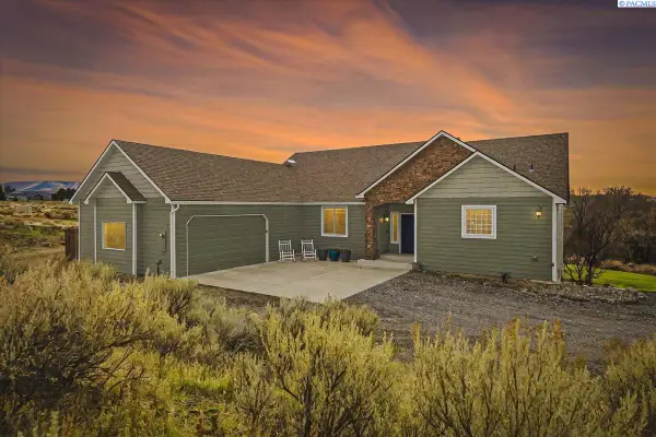 2010 S 38th Ave, West Richland, WA 99353-9012