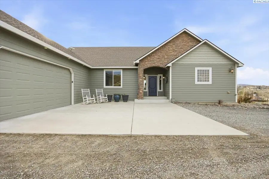 2010 S 38th Ave, West Richland, WA 99353-9012 - Image #2