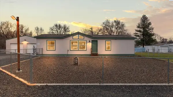 317 7th St, Benton City, WA 99320