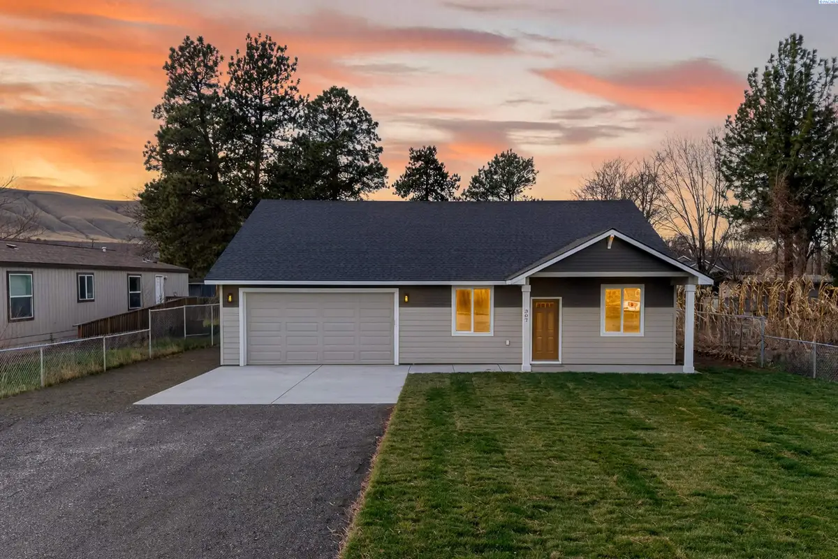 307 6th St, Benton City, WA 99320 - Image #1