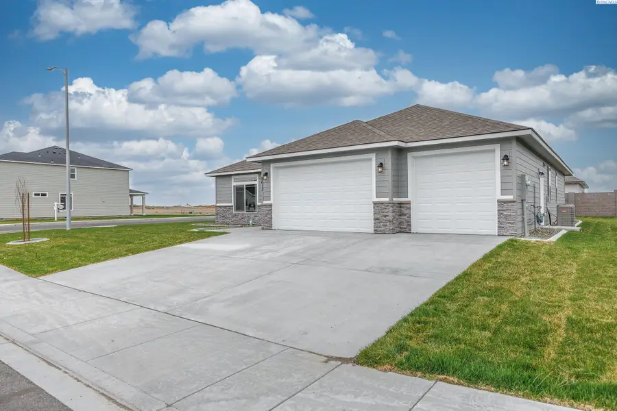 8705 Dusty Maiden Dr, Pasco, WA 99301 - Image #2
