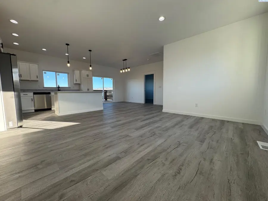 321 Olivia St, Sunnyside, WA 98944 - Image #2