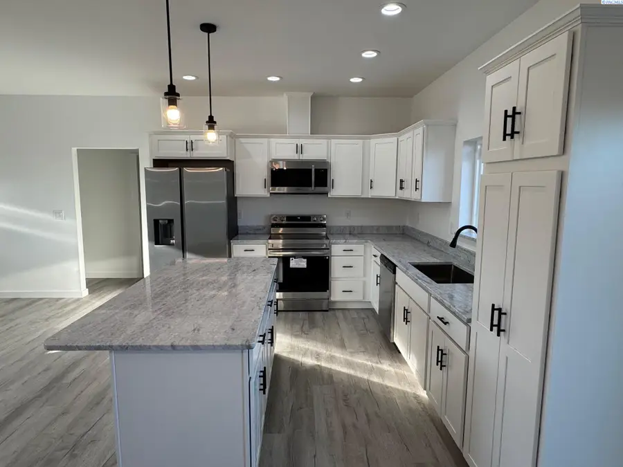 321 Olivia St, Sunnyside, WA 98944 - Image #3