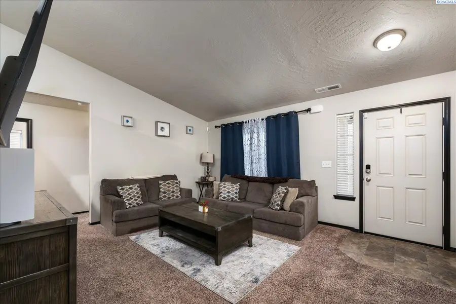 209 E 16th Ave, Kennewick, WA 99336 - Image #2